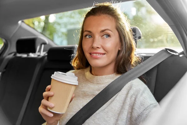 Leende kvinna eller passagerare dricker kaffe i bilen — Stockfoto