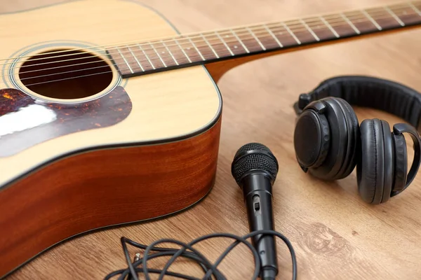 Primer plano de la guitarra, micrófono y auriculares — Foto de Stock