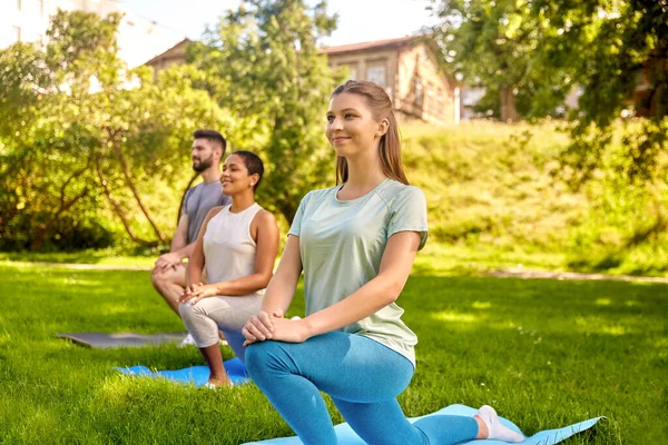 Gruppe von Leuten macht Yoga im Sommerpark — Stockfoto