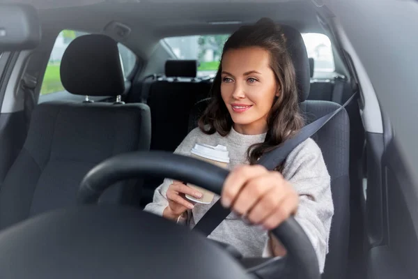 Жінка або жінка-водій з автомобілем для водіння кави — стокове фото