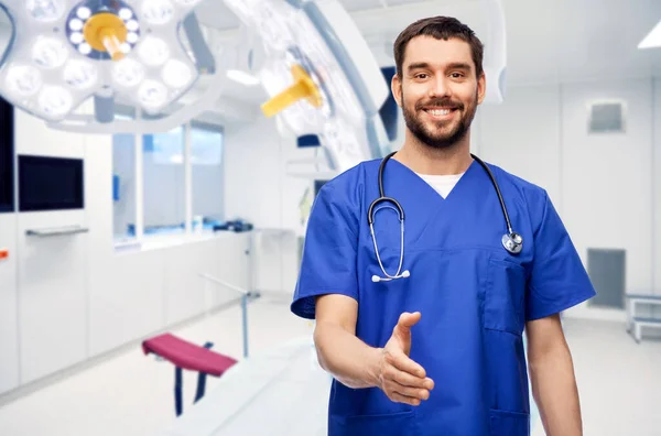 Mężczyzna lekarz podając rękę do uścisku dłoni w szpitalu — Zdjęcie stockowe