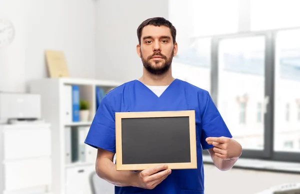 Erkek doktor ya da tahtası olan hemşire. — Stok fotoğraf