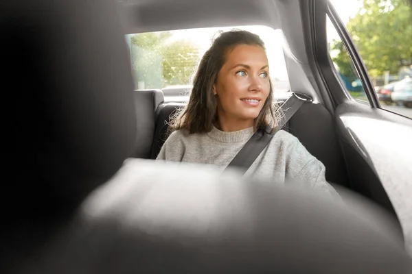 Gelukkig lachende vrouw of vrouwelijke passagier in auto — Stockfoto