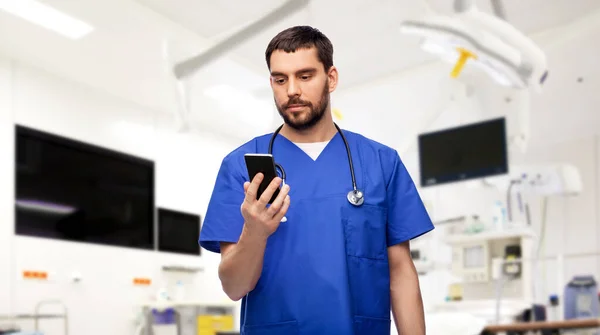 Arzt oder Krankenpfleger mit Smartphone — Stockfoto