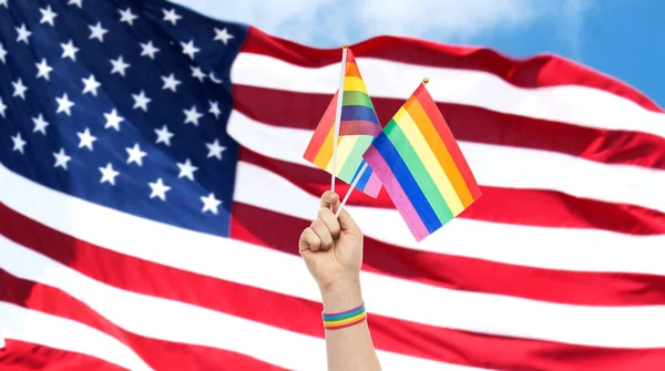 Hand mit Gay Pride Regenbogenfahnen und Armband — Stockfoto