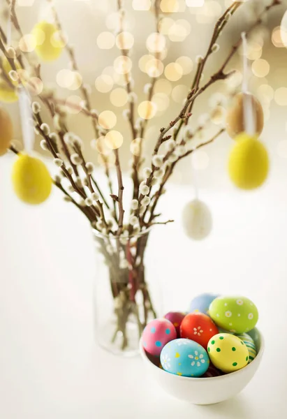 Primer plano de ramas de sauce coño y huevos de Pascua — Foto de Stock
