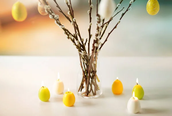 Figa rami di salice decorati da uova di Pasqua — Foto Stock