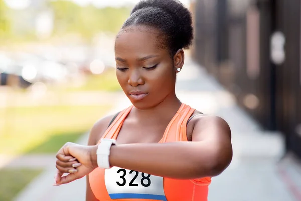 Africano feminino maratona corredor com relógio inteligente — Fotografia de Stock