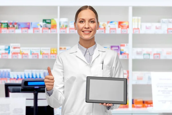 Médico fêmea feliz com tablet pc mostra polegares para cima — Fotografia de Stock