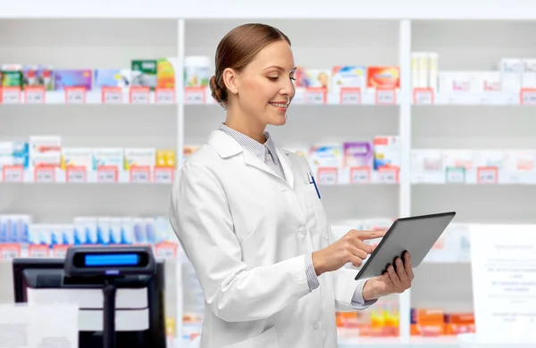Médico fêmea com tablet pc na farmácia — Fotografia de Stock