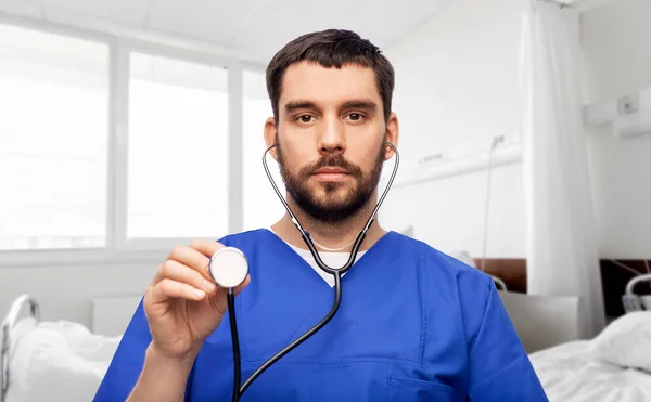 Läkare eller manlig sjuksköterska med stetoskop — Stockfoto