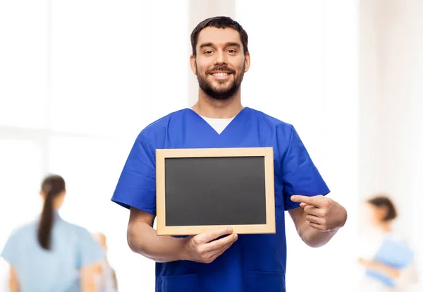 Feliz sonriente médico o enfermera con pizarra — Foto de Stock