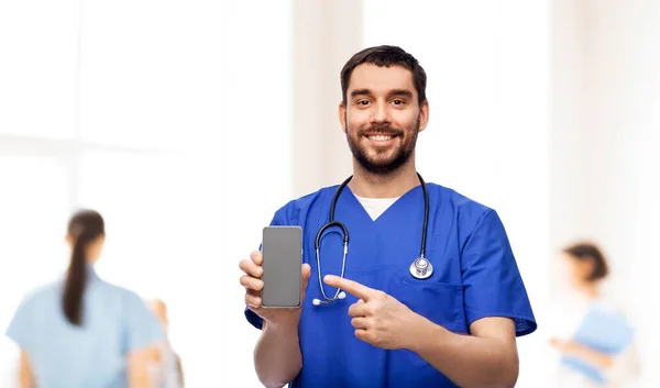 Medico sorridente o infermiere con smartphone — Foto Stock