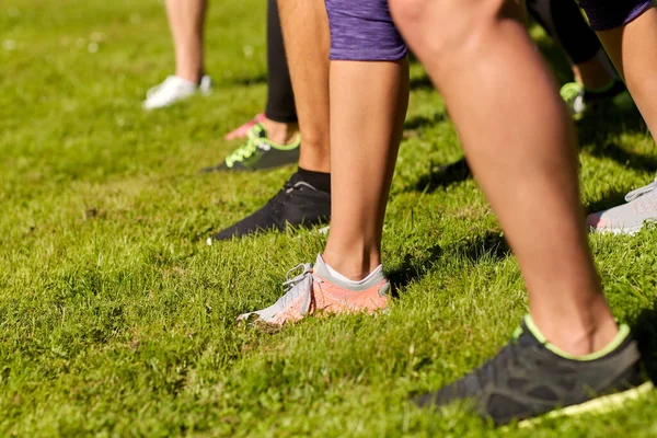 Gros plan des gens au début du marathon de course — Photo