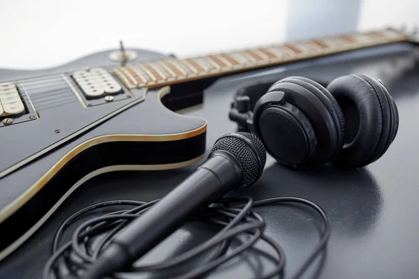 Close-up de baixo guitarra, microfone e fones de ouvido — Fotografia de Stock