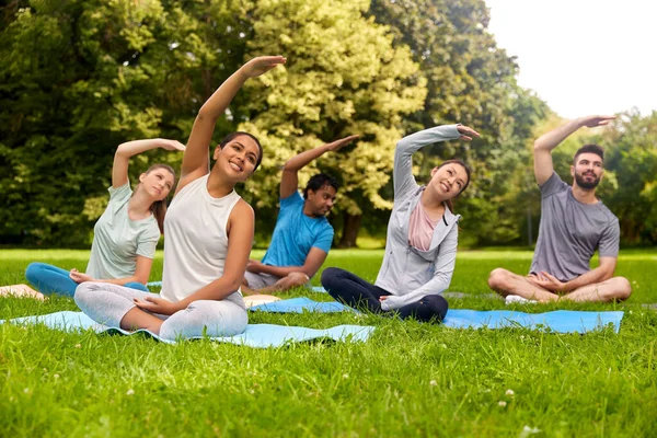 Skupina lidí cvičit v letním parku — Stock fotografie