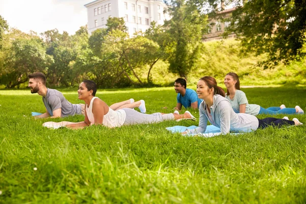 Gruppe von Leuten macht Yoga im Sommerpark — Stockfoto