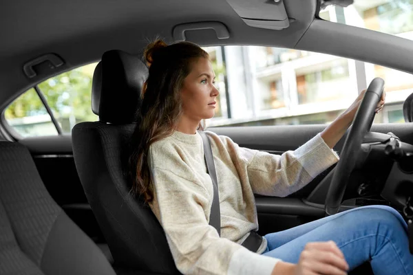 Mulher ou motorista do sexo feminino carro de condução na cidade — Fotografia de Stock