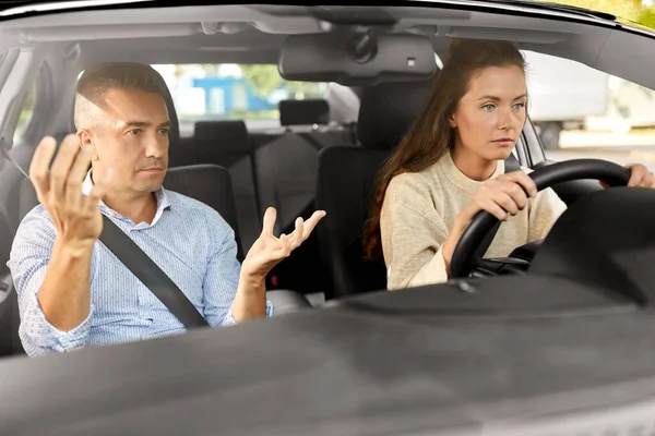 Fahrschullehrer lehrt Frau — Stockfoto