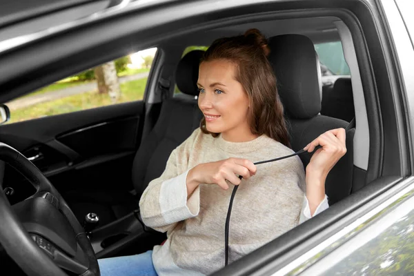 महिला किंवा महिला ड्रायव्हर कारमध्ये सीट बेल्ट फास्टिंग — स्टॉक फोटो, इमेज