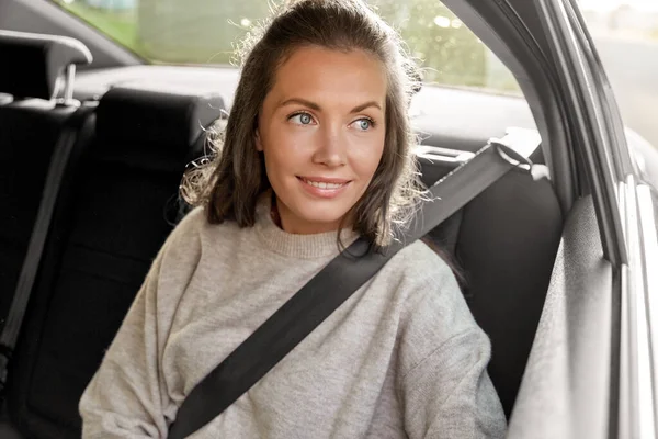 Mulher sorridente feliz ou passageiro feminino no carro — Fotografia de Stock