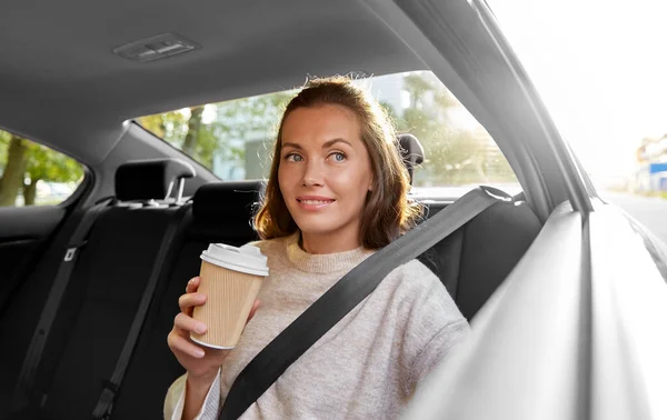 Leende kvinna eller passagerare dricker kaffe i bilen — Stockfoto