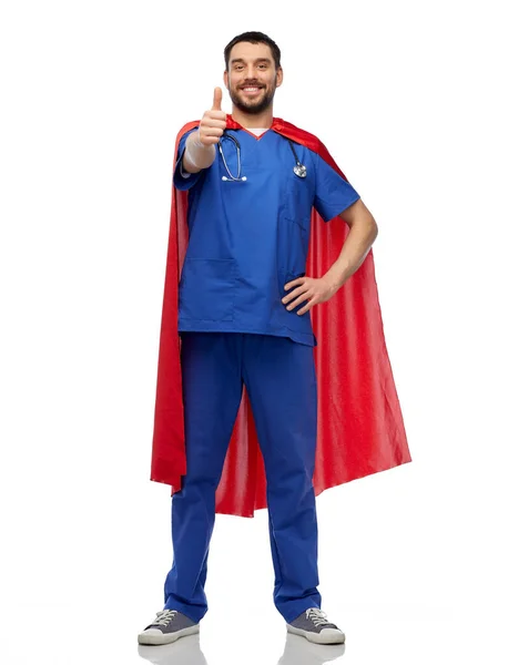 Usmívající se lékař nebo muž zdravotní sestra v plášti superhrdiny — Stock fotografie