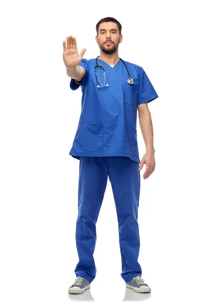 Läkare eller manlig sjuksköterska visar stopp gest — Stockfoto