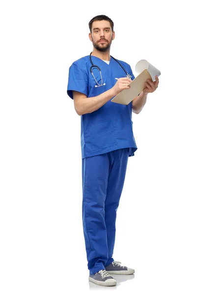 Mannelijke arts schrijft medisch rapport op klembord — Stockfoto
