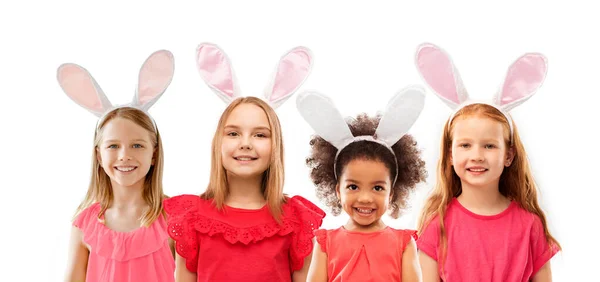 Щасливі дівчата в головах великодніх кроликів — стокове фото