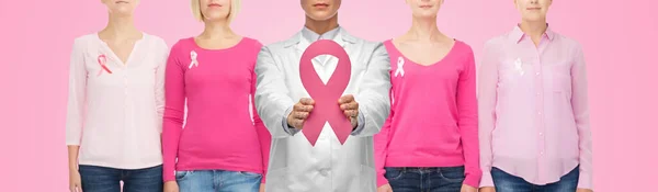 Medico donna con nastro di consapevolezza del cancro al seno — Foto Stock