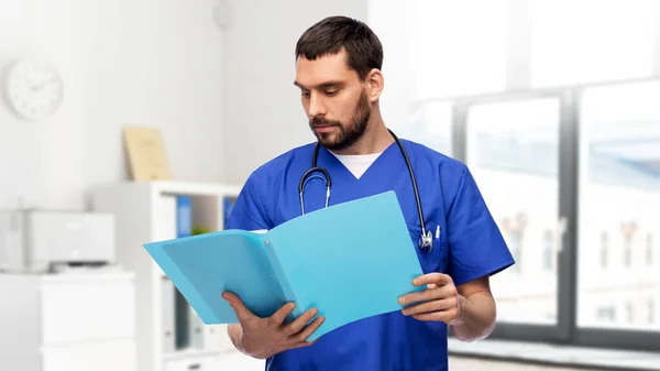 Médico masculino ler relatório médico na pasta — Fotografia de Stock