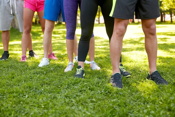 Primer plano de las personas que hacen ejercicio en el parque — Foto de Stock