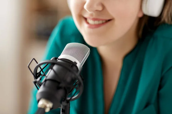 Mujer con podcast de grabación de micrófono en el estudio —  Fotos de Stock