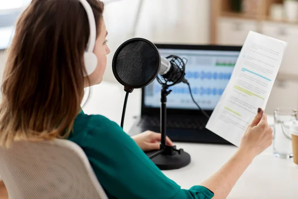 Woman with microphone recording podcast at studio — Stock Photo, Image