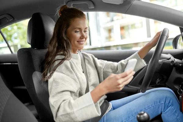 Mulher sorridente ou motorista do sexo feminino dirigindo carro na cidade — Fotografia de Stock