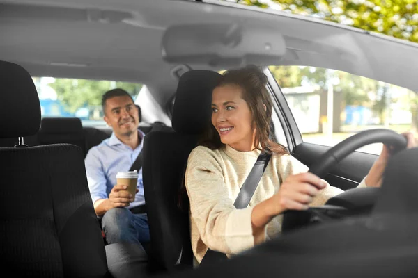 Conducente donna guida auto con passeggero maschio — Foto Stock