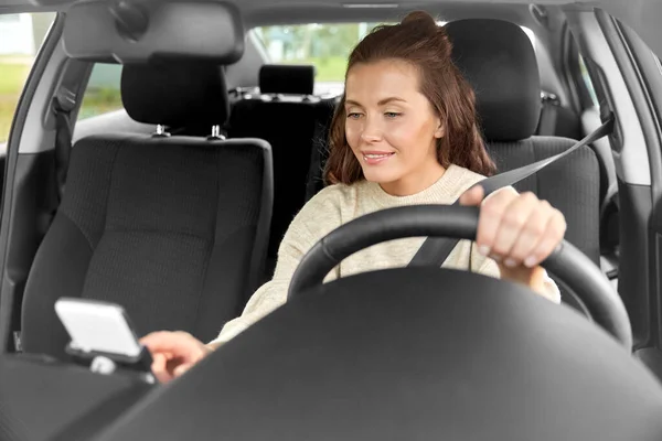 Donna sorridente o autista donna guida auto in città — Foto Stock