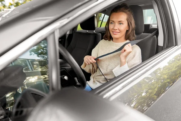 Donna o donna conducente allacciatura cintura di sicurezza in auto — Foto Stock