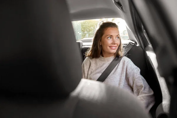 Mulher sorridente feliz ou passageiro feminino no carro — Fotografia de Stock