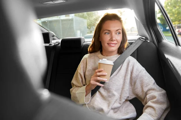 Mulher sorridente ou passageiro bebendo café no carro — Fotografia de Stock