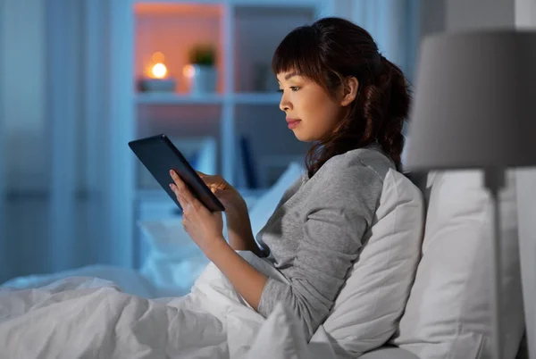 Azji kobieta z tabletkami w łóżku w domu w nocy — Zdjęcie stockowe