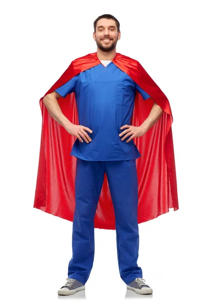 Usmívající se lékař nebo muž zdravotní sestra v plášti superhrdiny — Stock fotografie