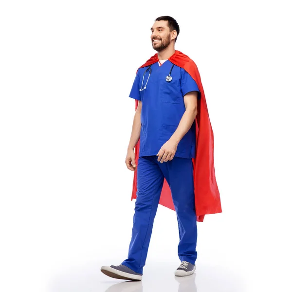 Lächelnder Arzt oder Krankenpfleger im Superhelden-Umhang — Stockfoto