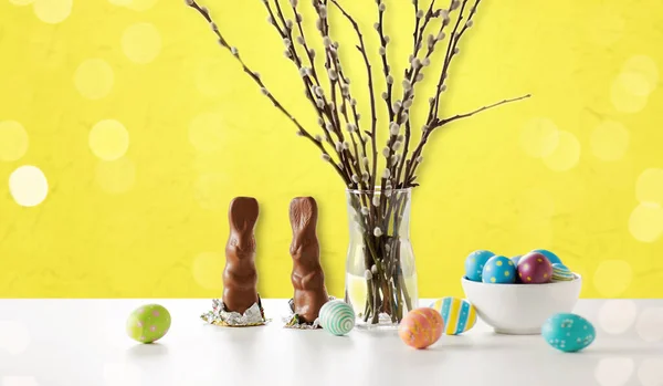 Sauce coño, huevos de Pascua y conejitos de chocolate — Foto de Stock