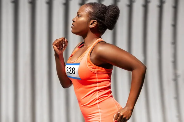 Ung afrikansk amerikansk kvinna springer maraton — Stockfoto