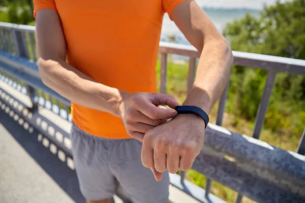 Zbliżenie człowieka z fitness tracker na zewnątrz — Zdjęcie stockowe