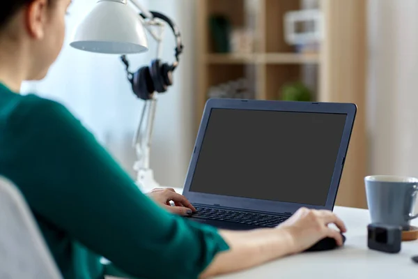 Женщина с ноутбуком работает в домашнем офисе — стоковое фото