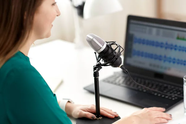 Женщина с микрофоном запись подкаста в студии — стоковое фото