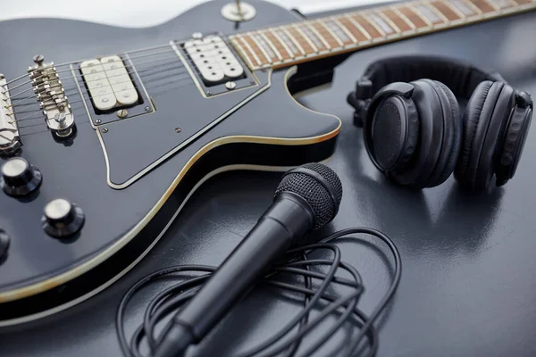 Close-up de baixo guitarra, microfone e fones de ouvido — Fotografia de Stock